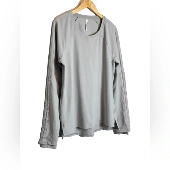 Fabletics | Cashel Adjustable Sleeve Top II Gray Cinch Sleeve Thumbholes - Picture 5 of 10